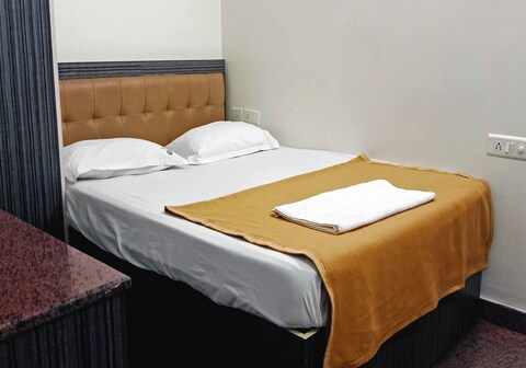 Aaradhya Palace 1km from YPR Railway Stn