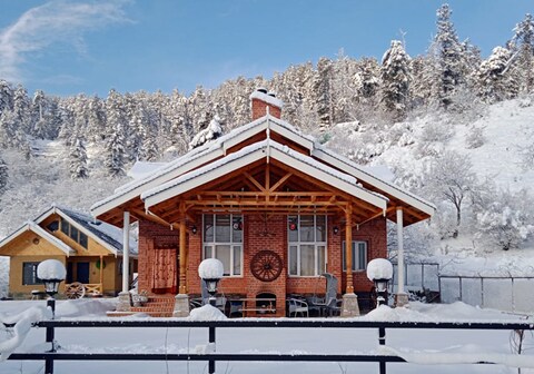 StayVista at Farhat @ Suroor W/ Central Heating - Tangmarg