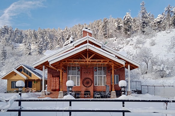 StayVista at Farhat @ Suroor W/ Central Heating - Tangmarg