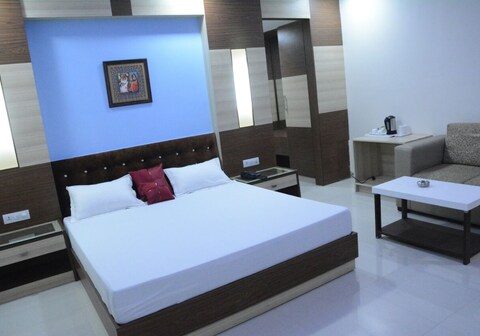 Hotel Kunwer Palace 1.5km from Railway Station