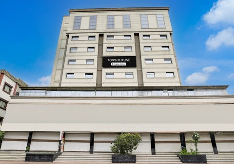 Super Townhouse Anand Formerly Hotel The Maison