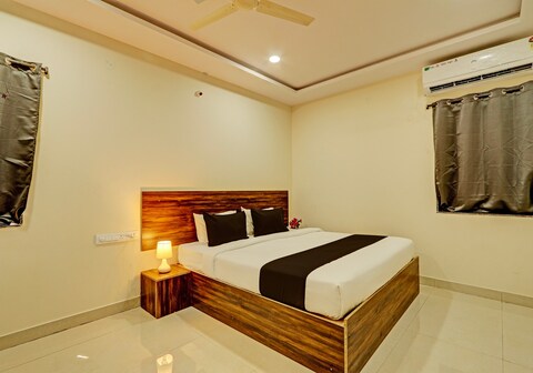 Hotel O R SQUARE HOMES