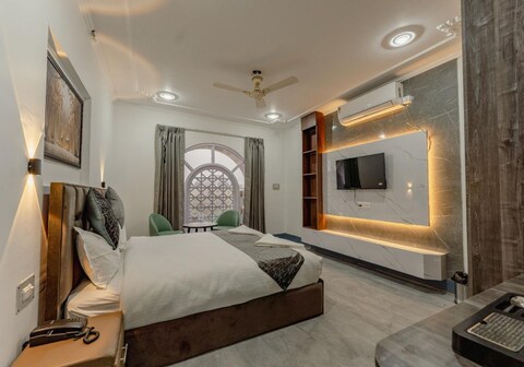 Elite Residence ( 2min drive to railway station)