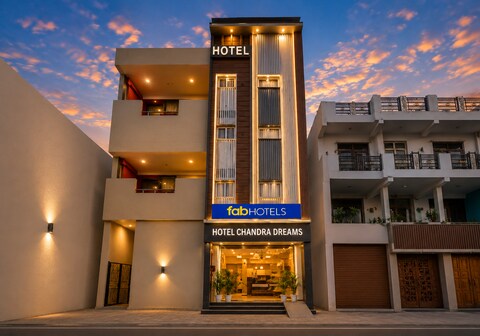 FabHotel Chandra Dreams - 600m from Banaras Railway Station