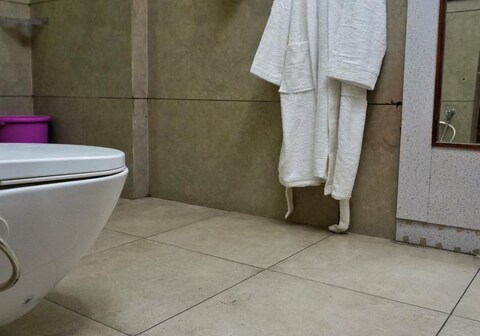 Joyous 3BHK GF By Nawab Stays