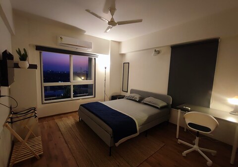 Alpha Room on 14th floor Apartment