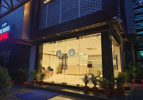 Hotel Regal Crest