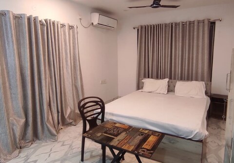 Stayboost Hotel AI || 5 minutes from Shalimar Station