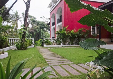 Stylish 2BHK Apartment with Pool near Candolim Beach | Hireavilla