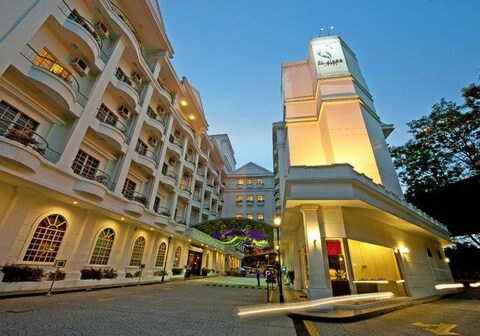 Flamingo Hotel by The Lake