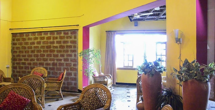 indismart-woodbourne-resort-goa-lobby