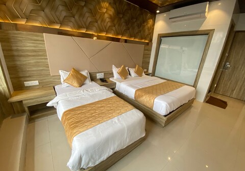 Hotel BKC Crown - Near Trade Centre, Visa Consulate