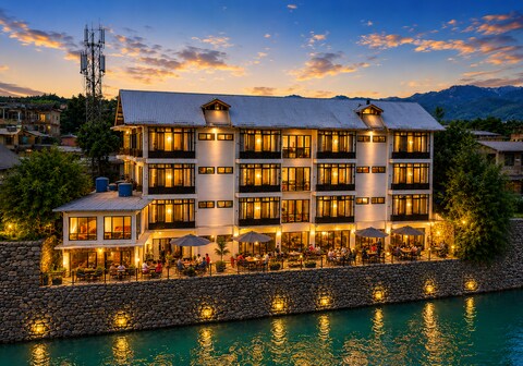 Hotel River View Jhelum Riverside by Aura Stays