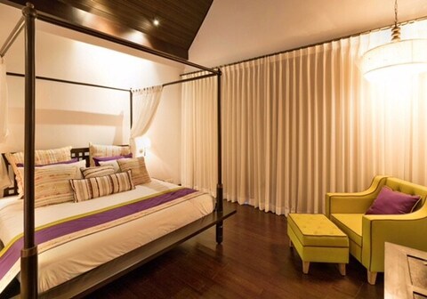 Luxurious Serviced 4 bedroom Villa with Caretaker