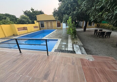 Corbett Radu World | Rooms & Wi-Fi