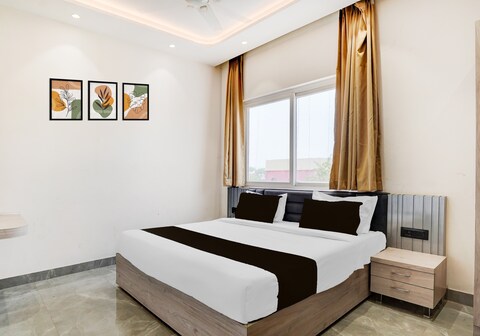 Hotel O N .P .PALACE