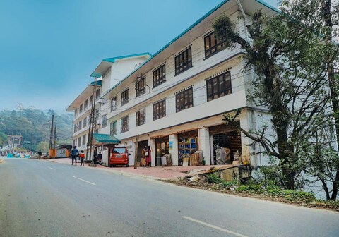 THE MANSAROVAR HOTEL AND BANQUET