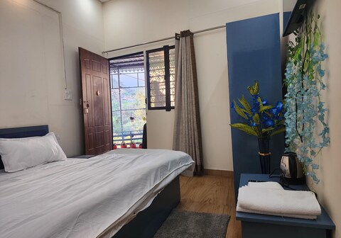 Sumit Home Stay   Cafe