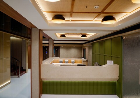 Shines tourist hotel