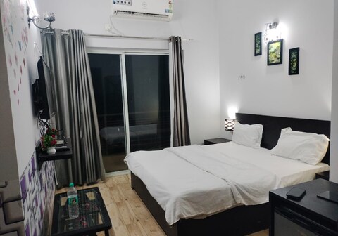 Pearl suites near Prem Mandir