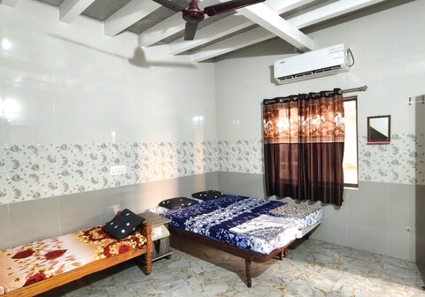 Omkar Homestay 400m from Dwarkadhish Temple.
