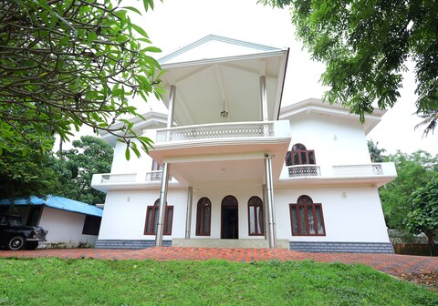Oikos Periyar White House