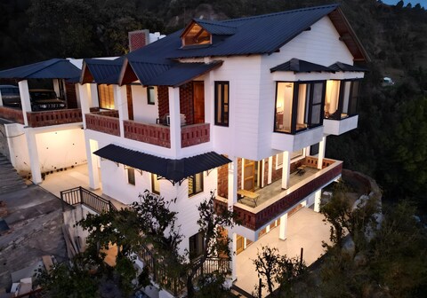 Quietude - 2BR Kitchen & Grocery in Bhimtal by Homeyhuts