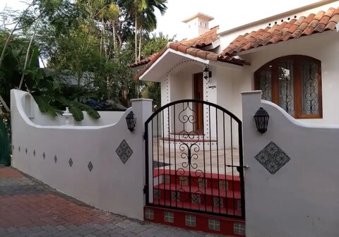 TAMARA - Spanish Colonial Cottage by the Beach