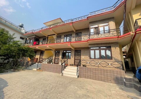 5 bhk apt at prime location