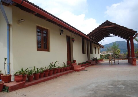 Coorg Hillcrest Homestay | Rooms & Caretaker
