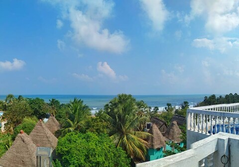 Lia's Beach House | Room & Restaurant