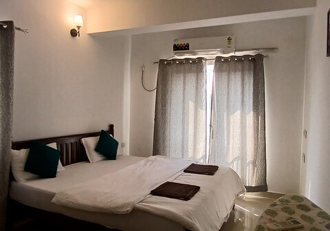 Couple Friendly suite 305 1BHK with Infinity Pool