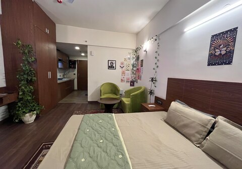 Two Passangers Highrise Haven in Doon