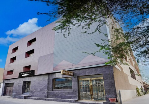 Townhouse Airport Road Delhi