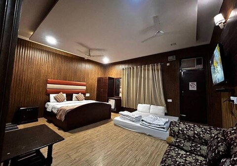 Crystal Leaf | Rooms & Cafe