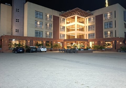 Hotel The Pramukh by Shivalaya Darshanam