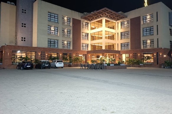 Hotel The Pramukh by Shivalaya Darshanam