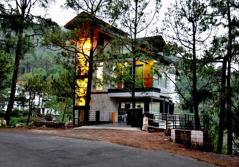 Urban Woods Apartment | Rooms & Caretaker