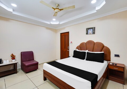 Hotel O Park Town Near Nehru Stadium