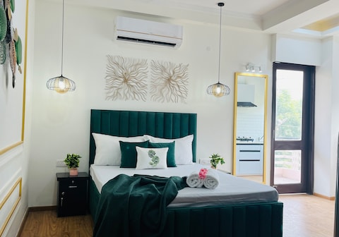 BluO Studio Noida - BathTub, Gym, Balcony, Garden