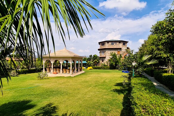Van Chhavi Resort