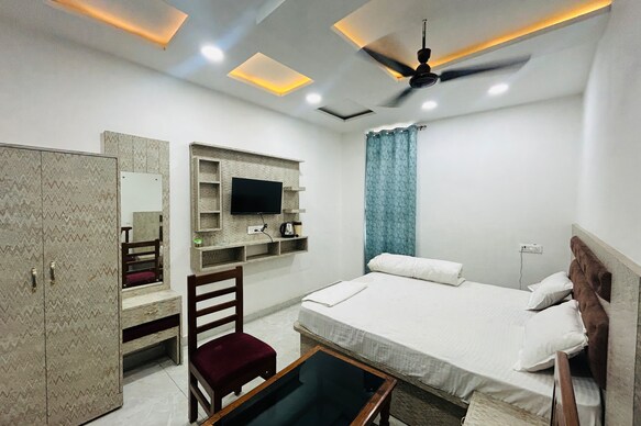 HOTEL SANGEETA INN NEAR VISHNUPAD TEMPLE