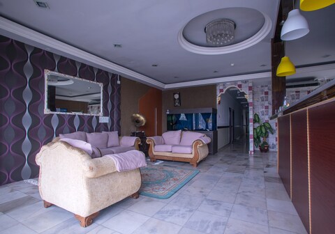 OYO 44010 Royals Star Hotel