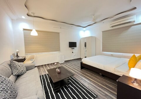 Studio Apartment with Bathtub