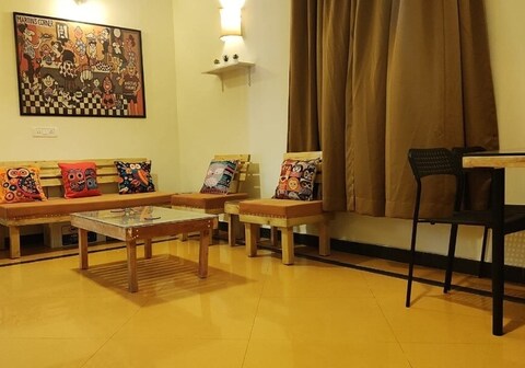 Poolfacing spacious 1BHK,Candolim hub,beach nearby