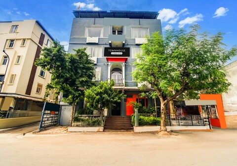Townhouse Tonk Road Near Gandhi Nagar Railway Station