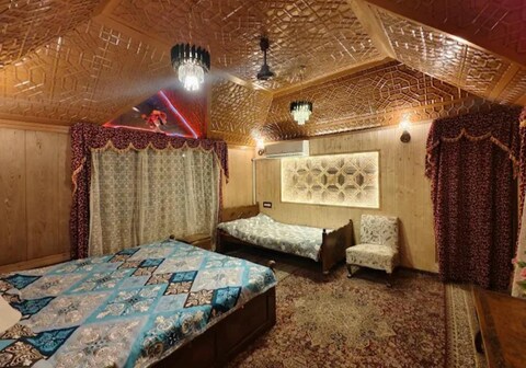 Houseboat New Light