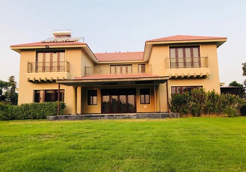 Kalhaar blues and greens Luxurious Golf Villa, Sanand -by Anand(22KM from Ahmedabad)