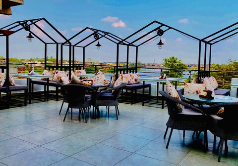 S.S. LAKE VIEW HOTEL