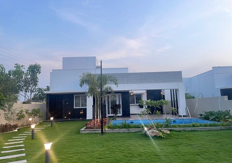 Villa with Pool and Outdoor Bar